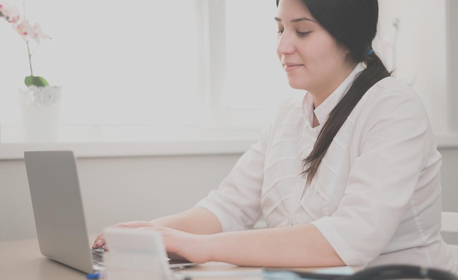 Análisis financiero profesional con gráficos y datos empresariales